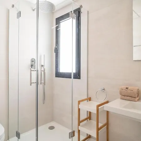 Apartment Stunning In With 2 Bedrooms, Wifi And Swimming Pool *