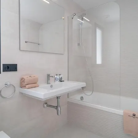 Stunning In With 2 Bedrooms, Wifi And Swimming Pool Apartment *