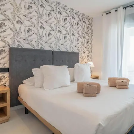 Stunning In With 2 Bedrooms, Wifi And Swimming Pool *